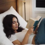 mujer leyendo su libro en la cama antes de dormir