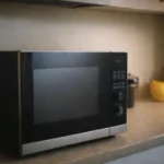 Trucos infalibles para mantener tu microondas reluciente con ingredientes caseros