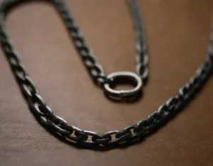 Cómo dar vida a tu cadena de plata y hacer que luzca como nueva otra vez