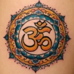 Tatuaje del símbolo de Om ॐ