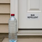 ¿Botellas de Agua en la Puerta? La Verdad Tras el Misterio